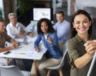 Formatrice qui parle devant un public de stagiaire de formation