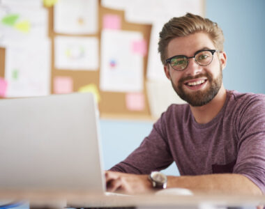 Homme formateur devant un ordinateur