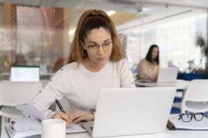Une femme qui utilise un outil pour formateurs