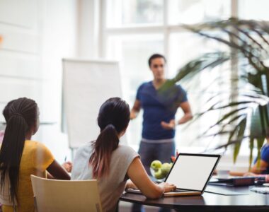 Formateur professionnel devant un groupe de personne